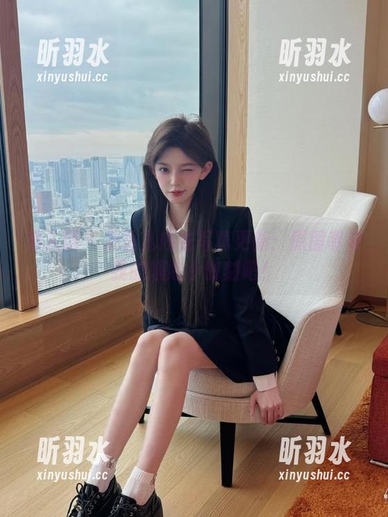 秀人网 - 龙雪儿内衣写真更新：原图享受我的尴尬小时刻吧！