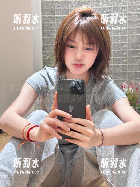 紧急企划 - 想看小婕空姐的绝美写真？这里有免费的图集供你解锁！