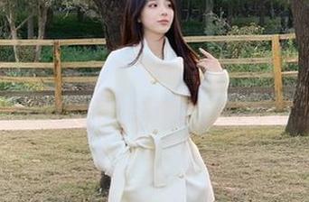 紧急企划 - 小恩的校服写真作品集：青春回忆的珍藏，获取丰富写真资源