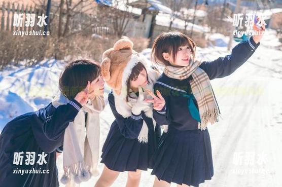紧急企划 - 最新图库曝光：龙崎聆音的眼镜写真尽显她的独特风格
