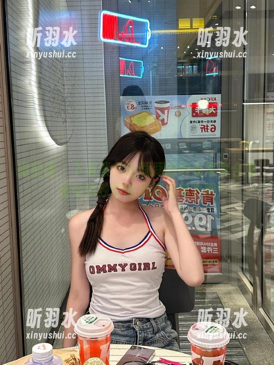 微密圈 - 下载紫色哒豚豚的内衣写真合集，感受她独特的风格与魅力吧！
