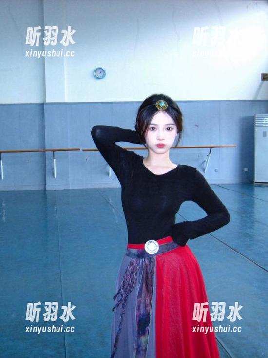 微密圈 - 最新紫色哒豚豚带来的吊带白丝写真照片，尽显女性柔美与力量
