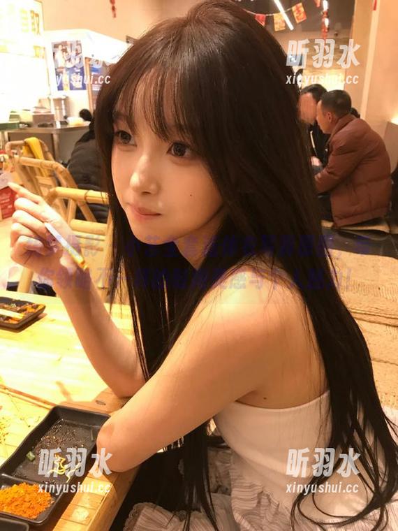 绮梦摄影 - 小艺全套连体衣写真原图，带你领略不一样的时尚美感与个人魅力！