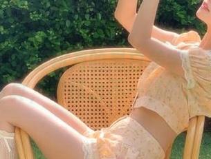 蜜桃社 - 感受初月的黑白美学：透过她的套图写真，碰撞出不一样的艺术火花