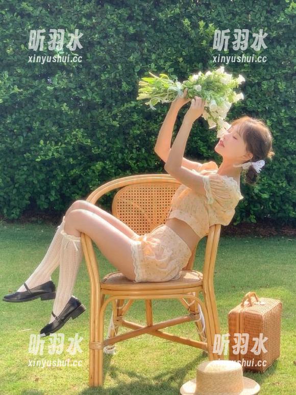 蜜桃社-初月 蜜桃社 - 感受初月的黑白美学:透过她的套图写真,碰撞出不一样的艺术火花