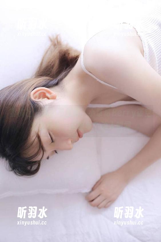 蜜桃社 - 精彩不停歇，小草莓Berry镂空套图更新，捕捉每个动人瞬间