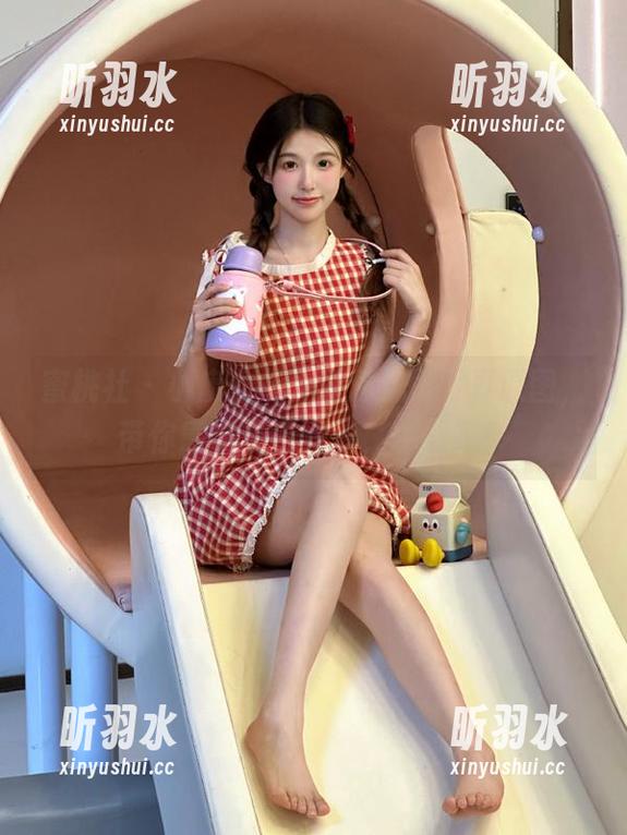 蜜桃社-小魔女lily 蜜桃社 - 小魔女lily泳池风情写真原图,带你感受夏日清凉,下载吧!