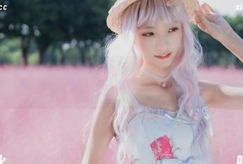 下载西瓜少女的连体泳衣写真，不花一分钱，尽享优雅与美丽的夏日气息