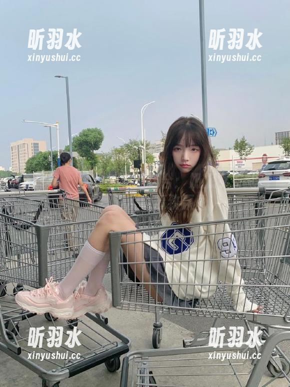 语画界 - 经典与现代结合：奶瓶女友的写真图集及其精致原图