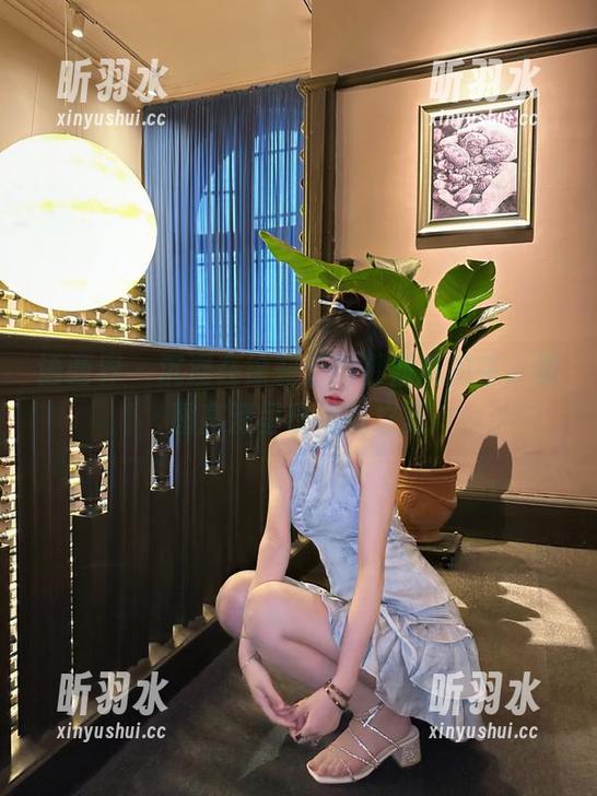 语画界 - 沉浸在徐莉芝的御姐私拍中，原图高清呈现细腻之美