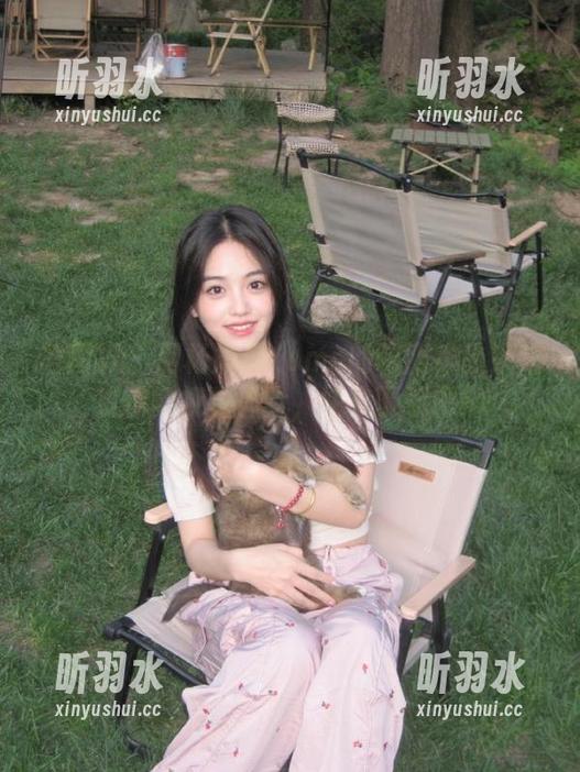 语画界 - 用杨晨晨Yome的制服作品来改变你的视觉体验，快来下载吧！