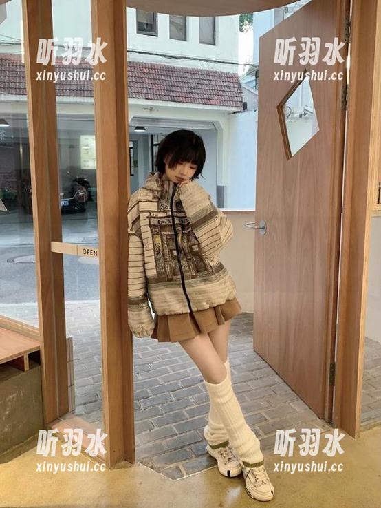 语画界 - 杨晨晨sugar为你呈现的白衬衫丝袜装扮写真图集，让时尚与优雅共舞