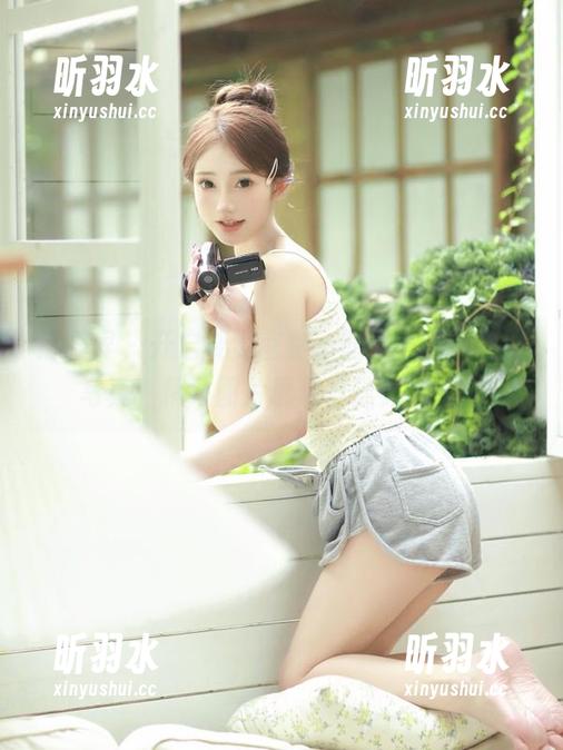 语画界 - 开启视觉盛宴，最新豆瓣酱制服写真，精致图片展现其迷人瞬间！