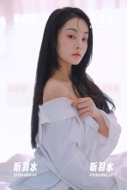 微密圈 - 高清作品中的铁锤姐姐红裙风情，宛如春风吹拂的温柔记忆