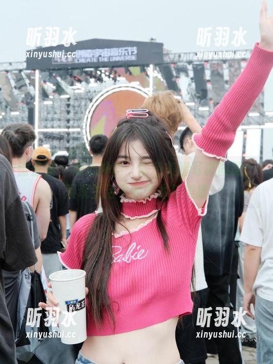 微密圈 - 倾心神韵：阿色美腿写真图册，展现生活中的艺术与美感