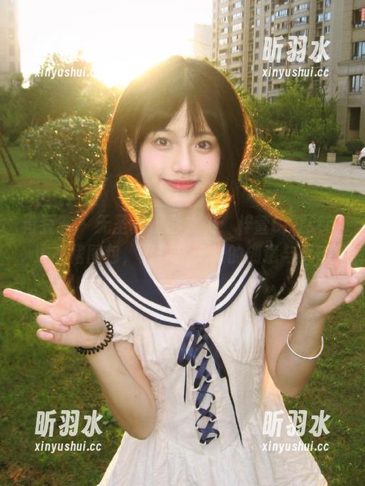 青豆客 - 无圣光摄影之美：梓萱Crystal连衣裙图包，展现出无限的创意与灵感