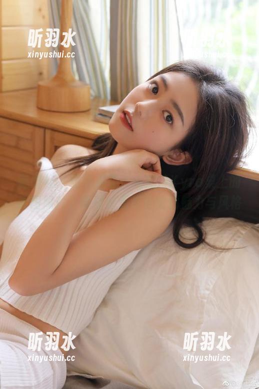 魅妍社 - 细腻温柔：大奶昔Kyra桌上的原图照片，展现她无与伦比的魅力与风格