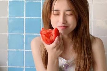 魅妍社 - 赵梦洁红裙图包：记录她独特风格与柔美气质的绝美合集