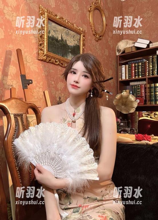 在线追踪鹿八岁baby的职业装写真，感受职场优雅与知性！